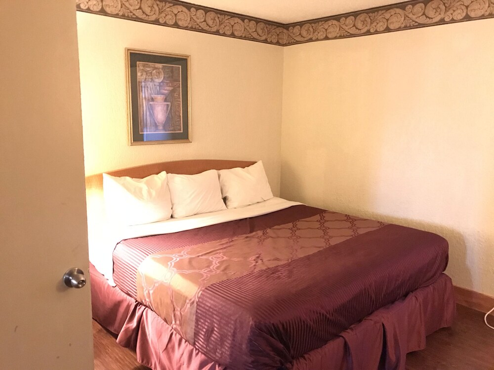 Bear Mount Inn & Suites - photo 40