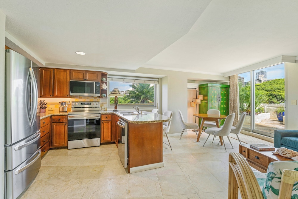 Luana Waikiki Hotel & Suites - photo 35