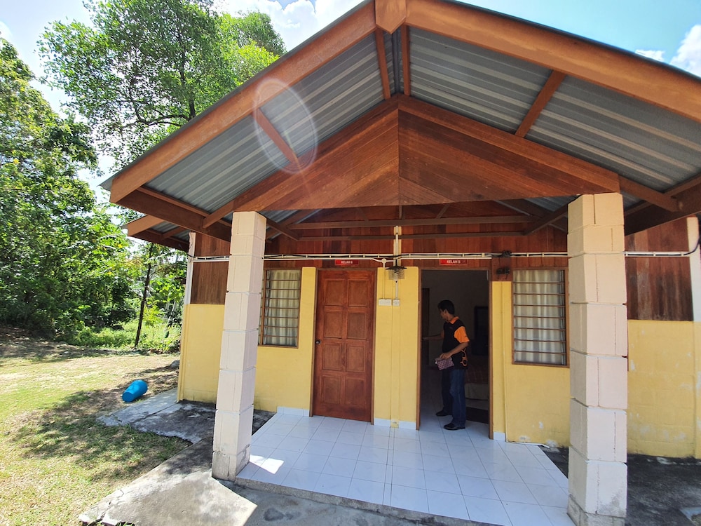 Spot On 89906 Kendong Village Resort in Tampin, Malaysia