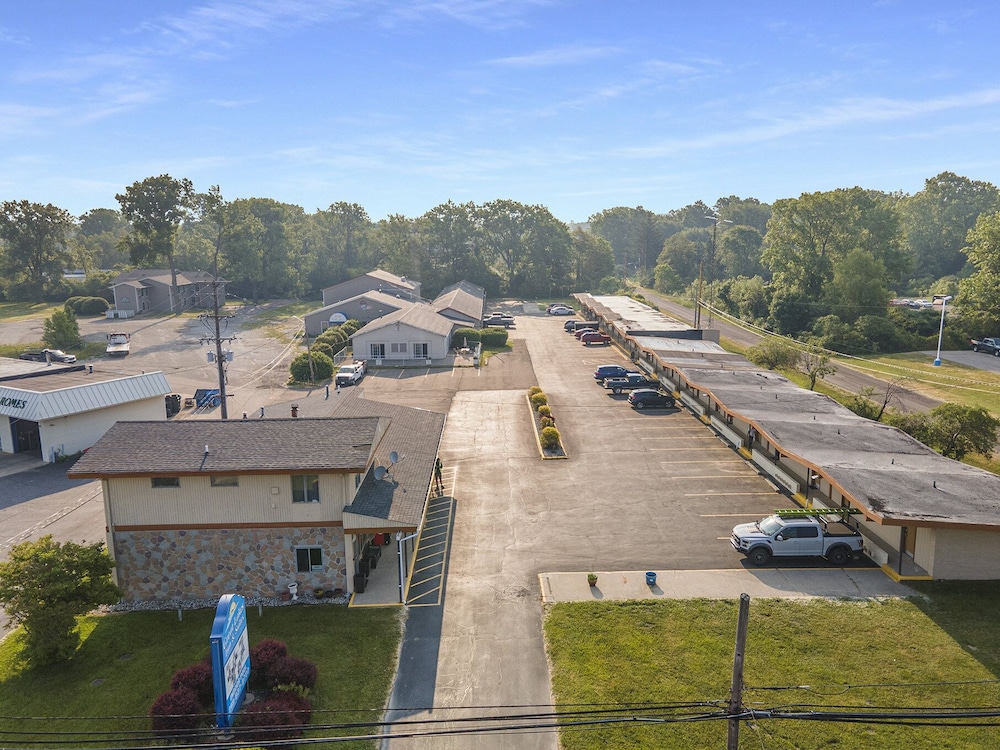 Great Lakes Inn and Suites - photo 22