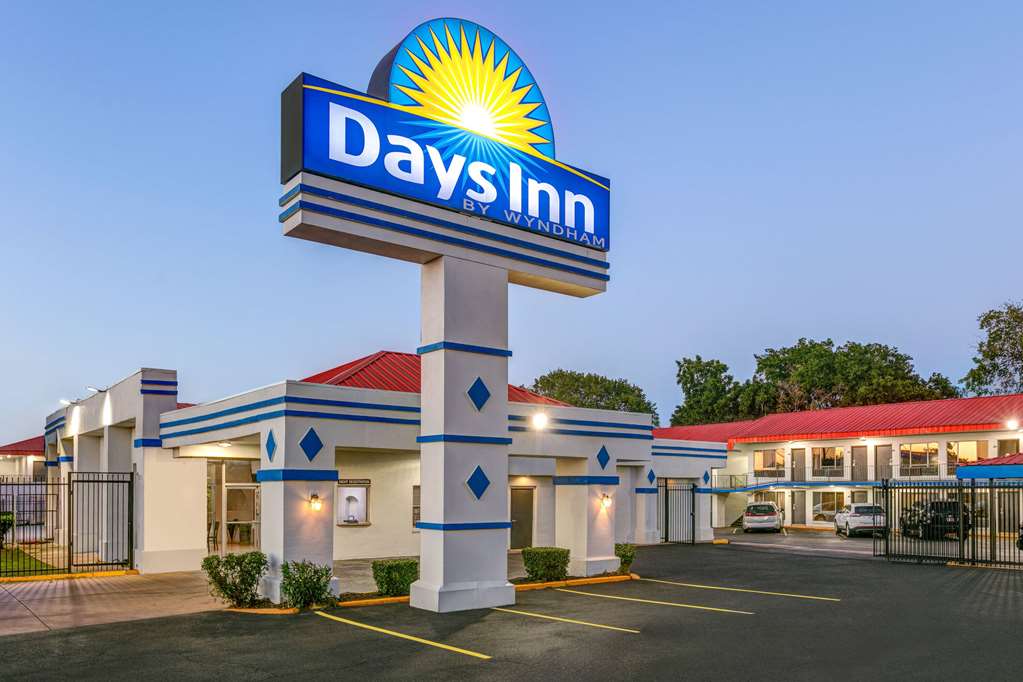 Days Inn by Wyndham South Fort Worth - photo 4