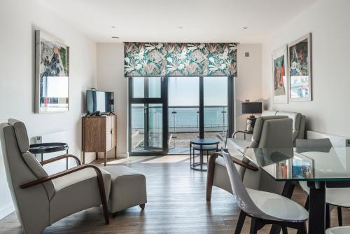 Beachside: New two bedroom apartment with parking — 4-Star Luxury Hotel in Ramsgate, United Kingdom