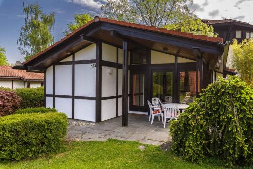 Ferienwohnpark Immenstaad am Bodensee Satteldachhaus Typ 10 SDS 123 — hotel in Immenstaad Am Bodensee