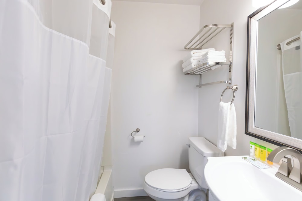 Anchor Bay Inn and Suites - photo 41