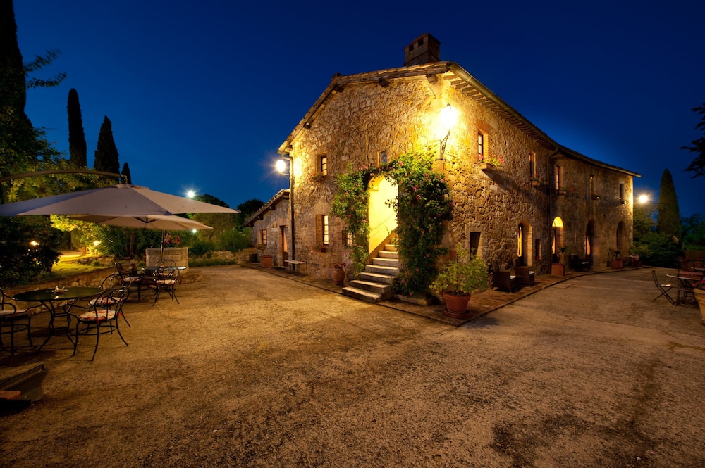 Sarna Residence — 4-Star Luxury Hotel in San Quirico D'orcia, Italy