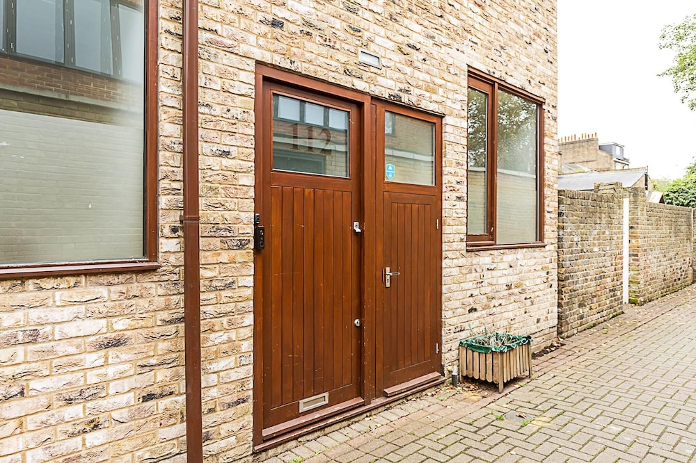 Modern & Airy 2 Bed Gem in Trendy Stoke Newington — 4-Star Luxury Hotel in London, United Kingdom