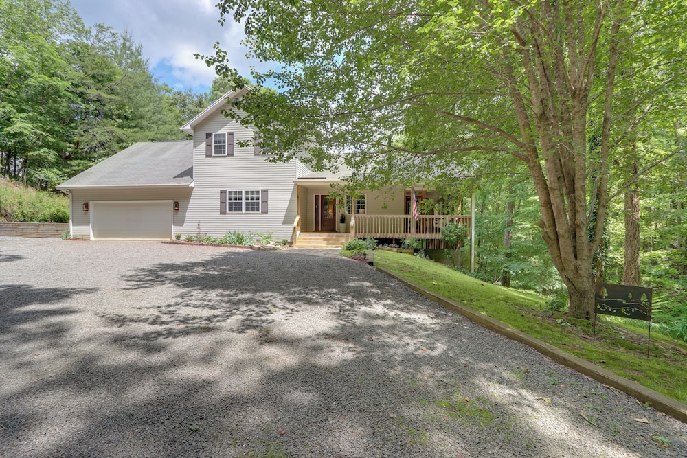 Hayesville River Run Home on Hiwassee River — 4-Star Luxury Hotel in Hayesville, United States