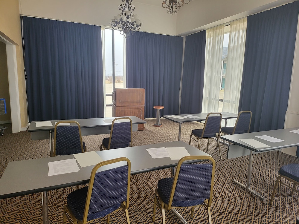 Blue Ribbon Inn and Suites - photo 18