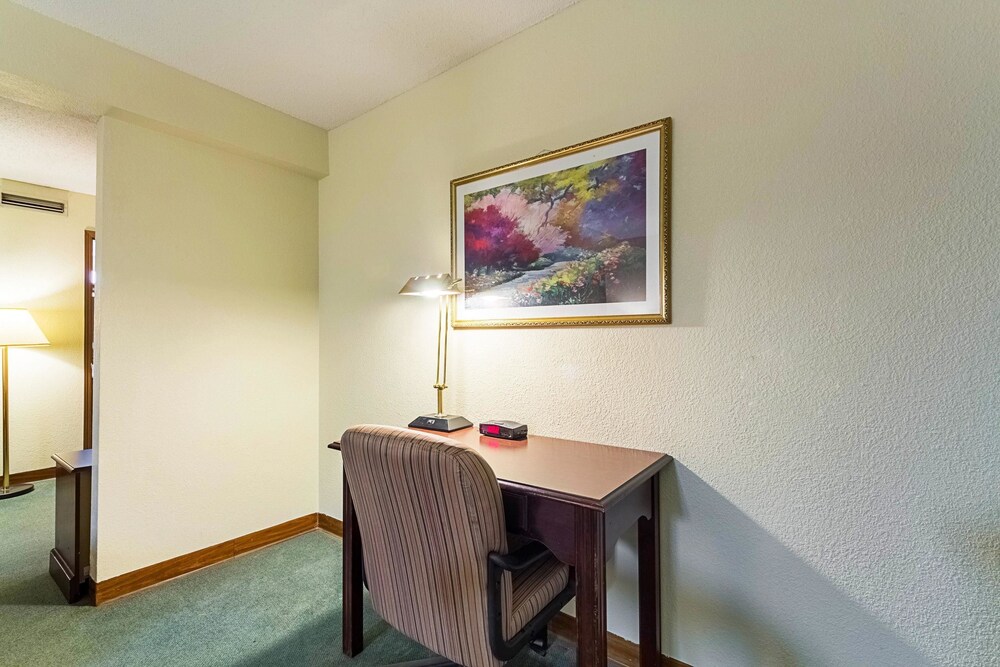 Econo Lodge Inn & Suites Bentonville Rodgers - photo 18