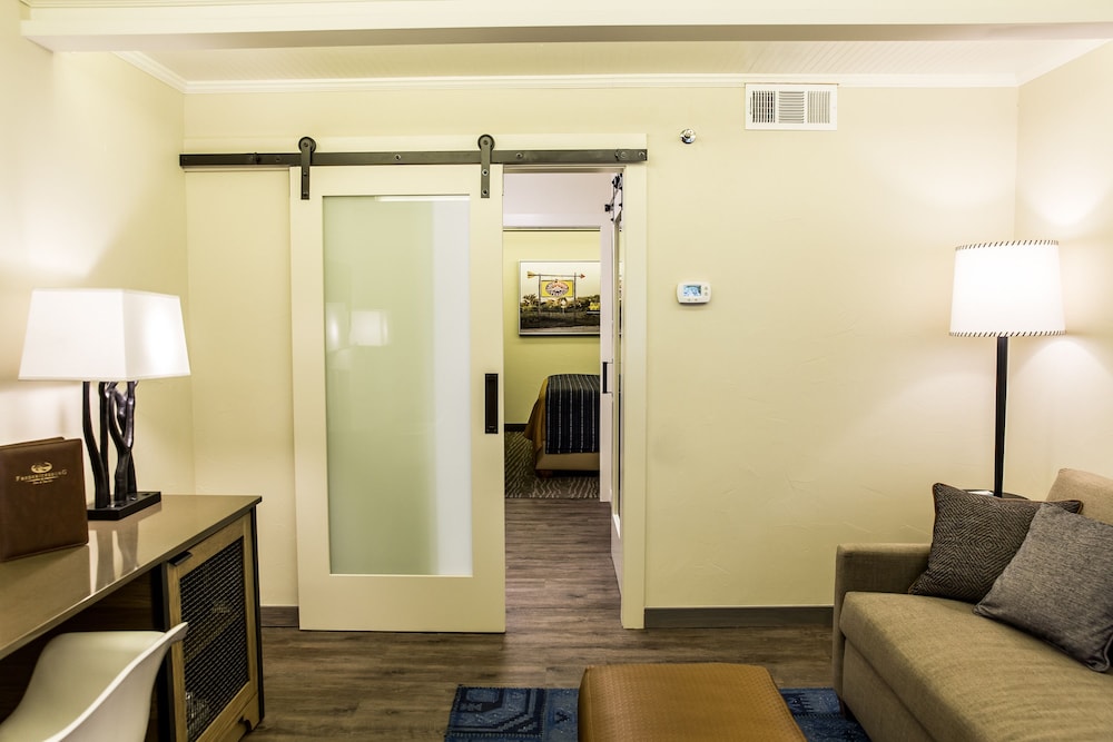 Fredericksburg Inn & Suites - photo 27
