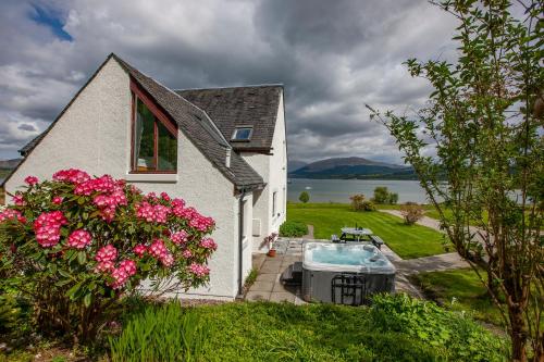 Seabank Lochside Farmhouse — 4-Star Luxury Hotel in Oban, United Kingdom