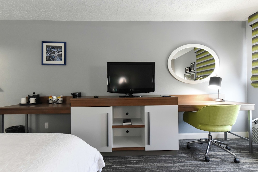 Hampton Inn Youngstown North - photo 14