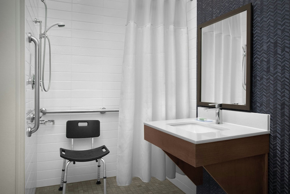 Fairfield Inn & Suites by Marriott Rogers - photo 18