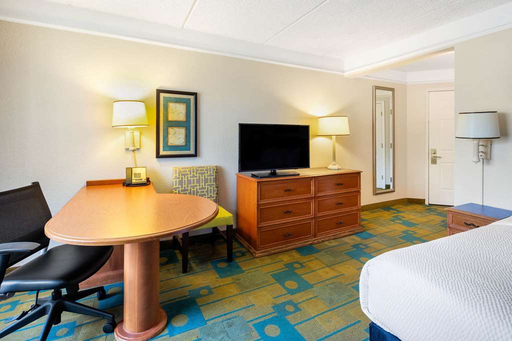 La Quinta Inn & Suites by Wyndham Ft. Lauderdale Plantation - photo 18
