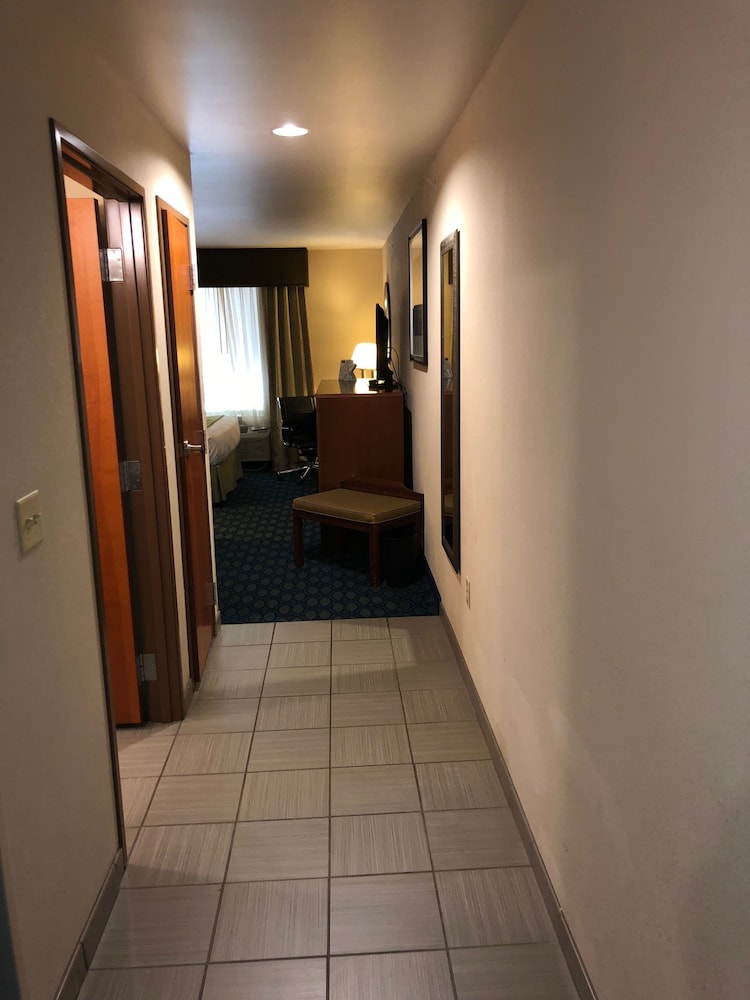 Country View Inn & Suites - photo 13