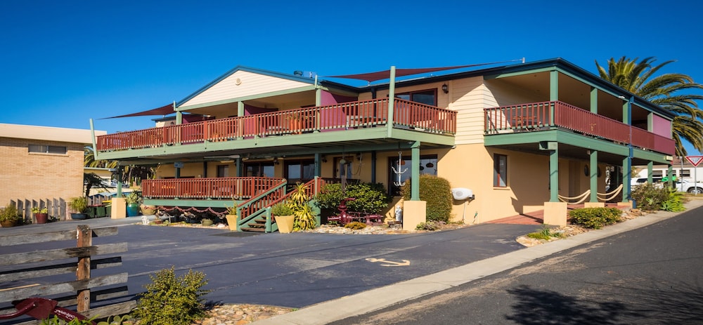 Anchors Aweigh Adult & Guests Only - carbon neutral hotel in Narooma