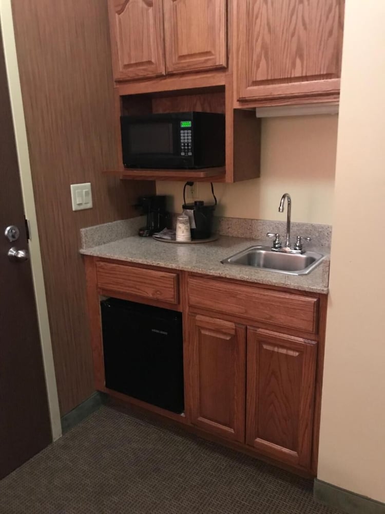 Randolph Inn and Suites - photo 15