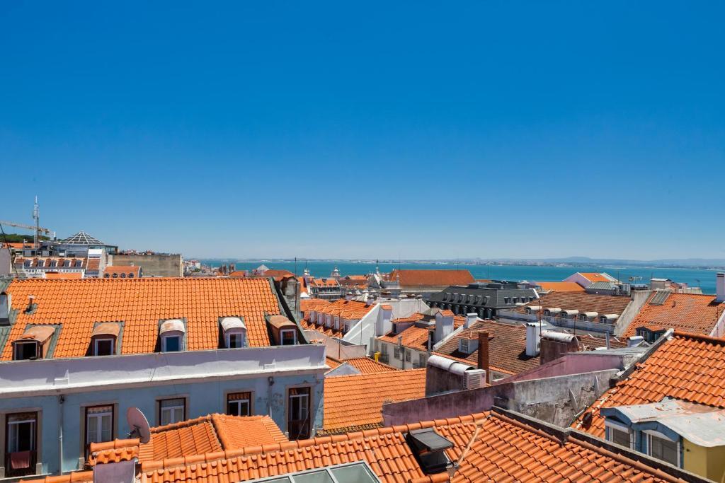 Amazing Rooftop Terrace With River And Historic City View 4 Bedrooms 4 bathrooms AC 19th Century Building Chiado — 4-Star Luxury Hotel in Lisbon, Portugal