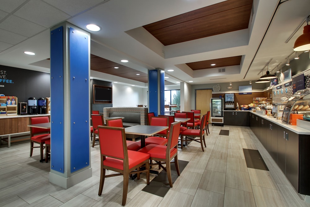 Holiday Inn Express & Suites Interstate 380 at 33rd Avenue by IHG - photo 15