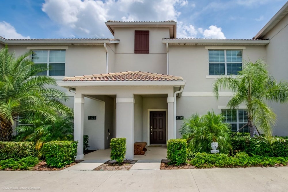 Rent a Luxury Townhome on Storey Lake Resort Minutes From Disney Orlando Townhome 2679 — 4-Star Luxury Hotel in Kissimmee, United States