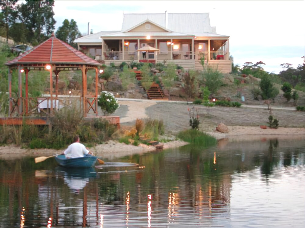 Blue Cliffs Retreat Hotel in Bendigo, Australia