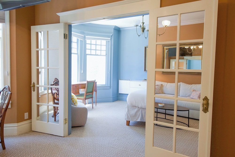 Nob Hill Inn - photo 27