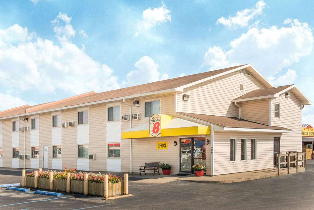 Super 8 by Wyndham Moberly MO pet-friendly hotel Moberly