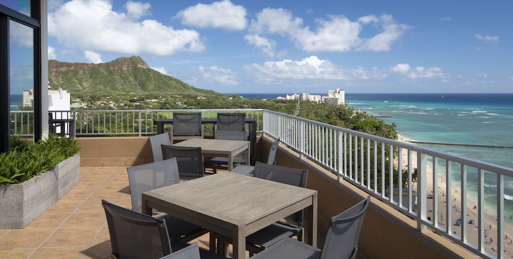 The Twin Fin Hotel - photo 8