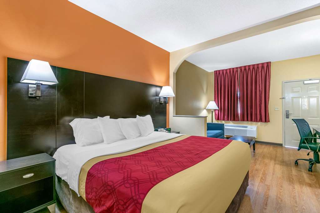 Econo Lodge Northport Tuscaloosa North - photo 21