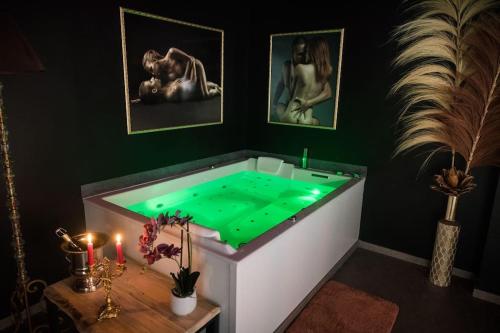 La Rose Medievale Balneo Sauna — Domfront