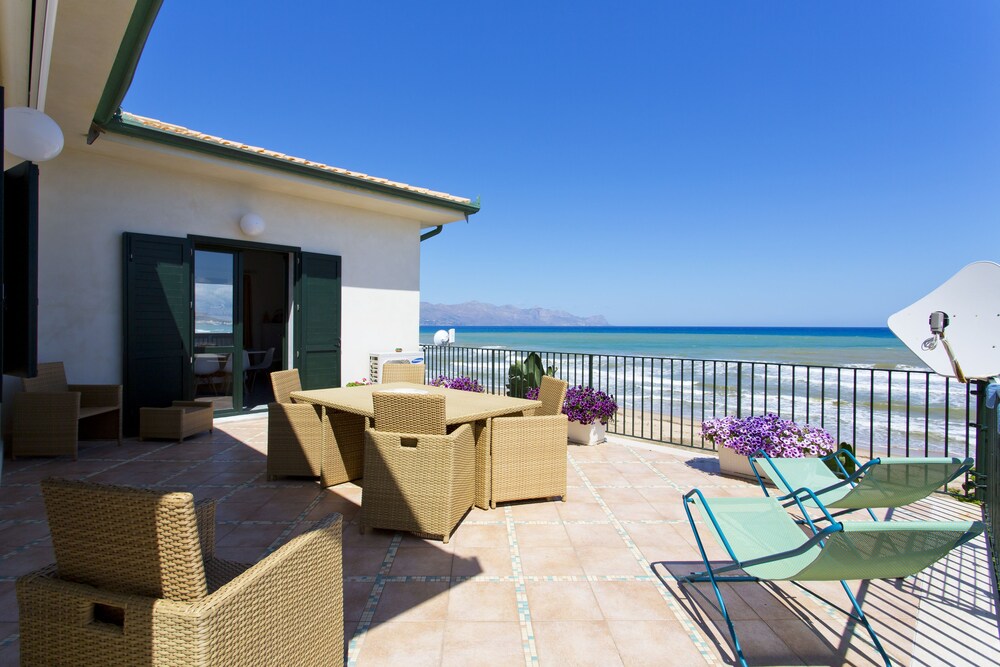 Dune Home Beachfront Home With Three Bedrooms 9 PAX — 4-Star Luxury Hotel in Alcamo, Italy