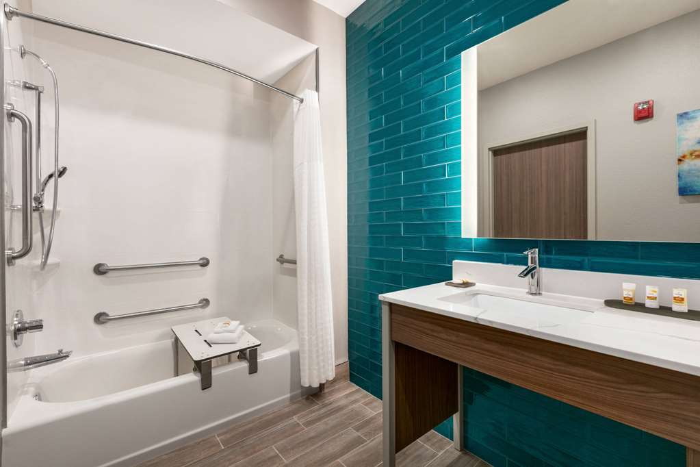 La Quinta Inn & Suites by Wyndham College Station North - photo 30