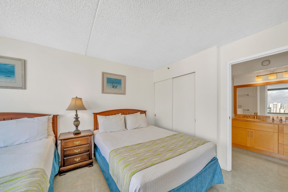 Standard Ocean View Condo 35th floor views Free parking & Wifi by Koko Resort Vacation Rentals Honolulu - photo 8
