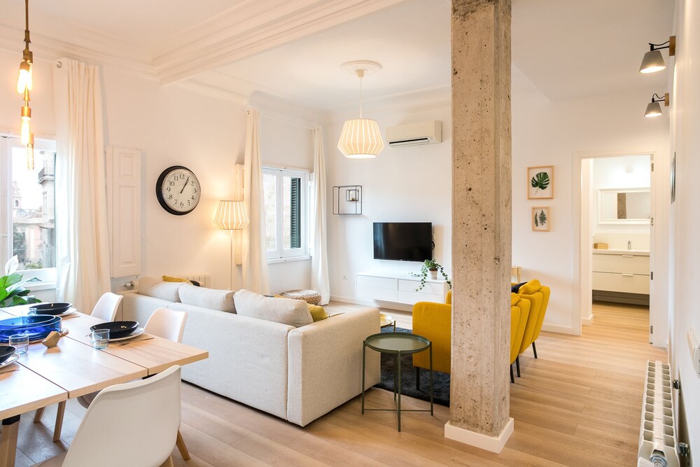 ApartUP Palace House — 4-Star Luxury Hotel in Valencia, Spain