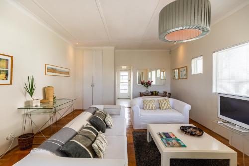 Portswood Mews Chic White Studio Apartment Green Point