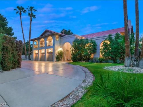 9 Bedroom Estate Close To The Strip — 4-Star Luxury Hotel in Las Vegas, United States