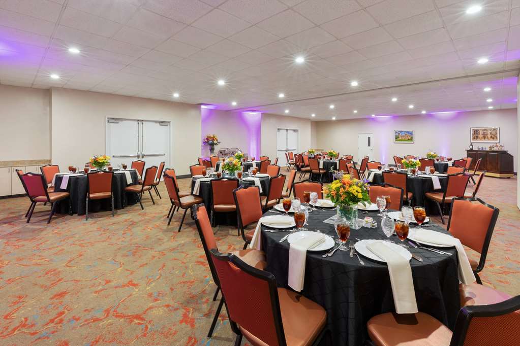 La Quinta Inn & Suites by Wyndham San Antonio Medical Ctr NW - photo 37