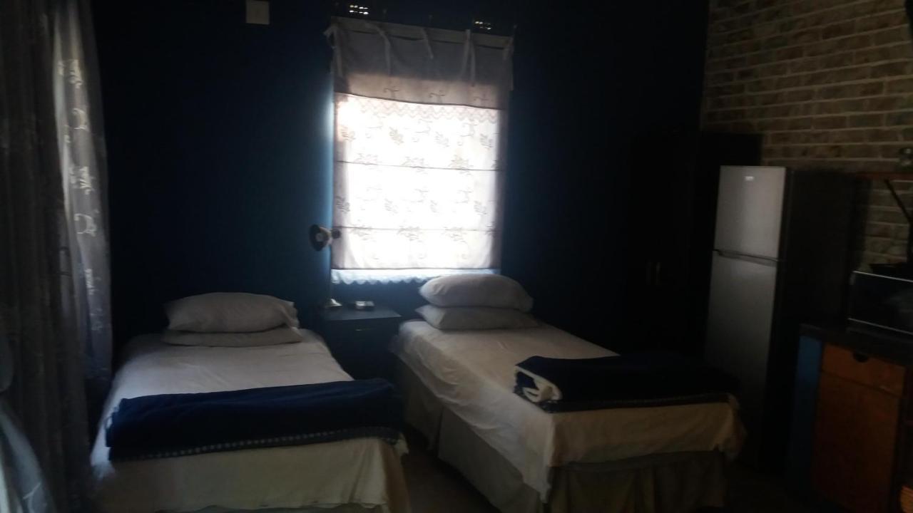 Comfy room with dstv and aircon in convenient location — 4-Star Luxury Hotel in Lephalale, South Africa