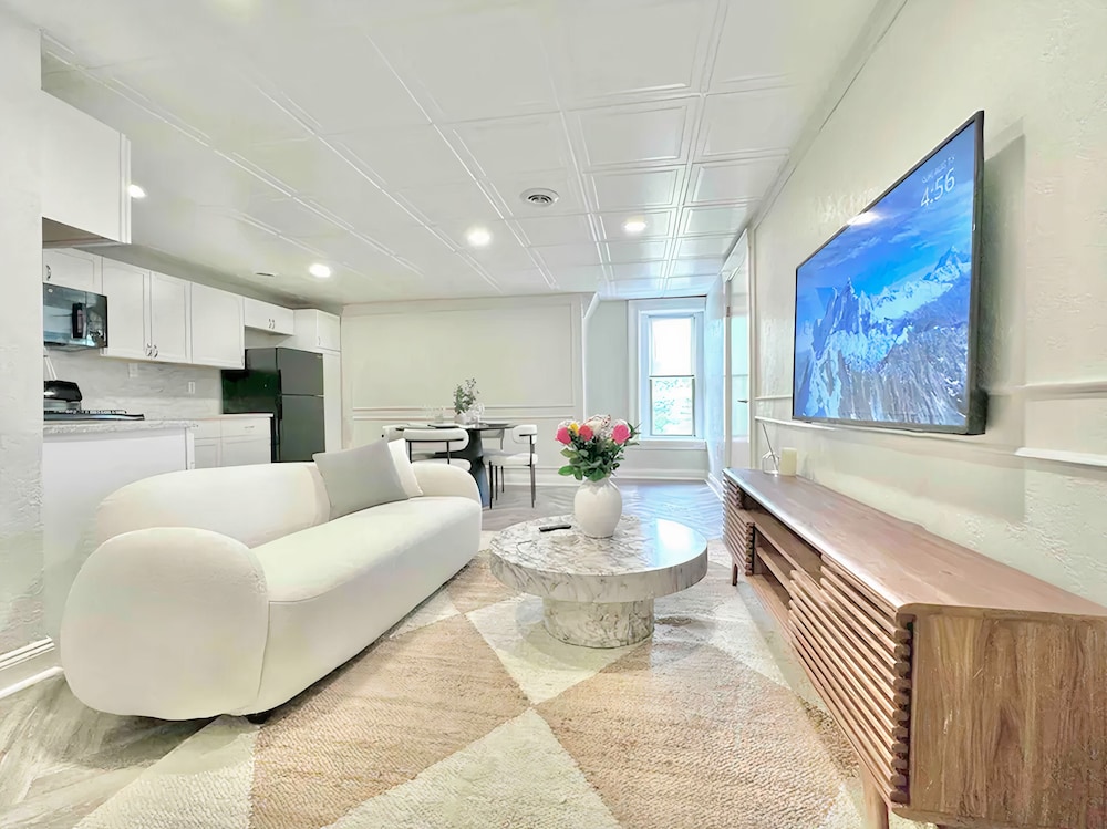 The Elliott Hotel at Highland Park in Pittsburgh, United States