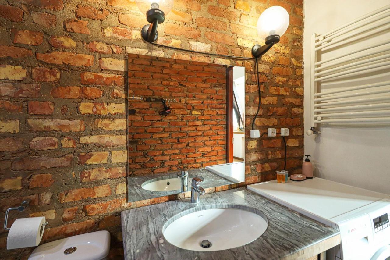 Vintage Mezzanine Apt in City Center By Wehost