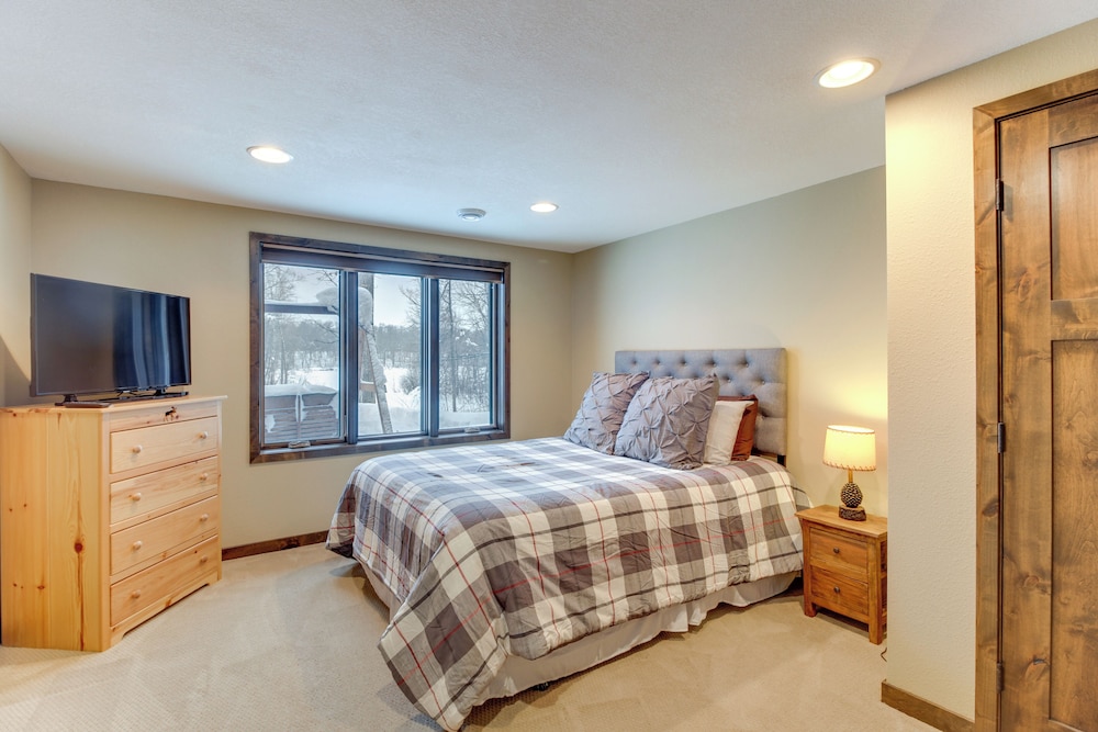 Beautiful Breezy Point Home with Beach and Dock — 4-Star Luxury Hotel in Pequot Lakes, United States