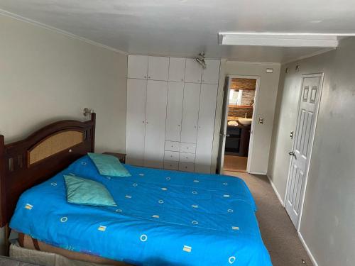 Habitación amplia con cama de dos plazas mas una cama individual y amplio baño exclusivo in Puerto Montt, Chile