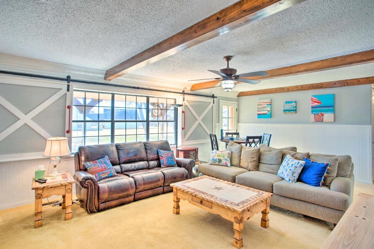 Walk to Lake Texoma: Family friendly Retreat in Kingston, United States