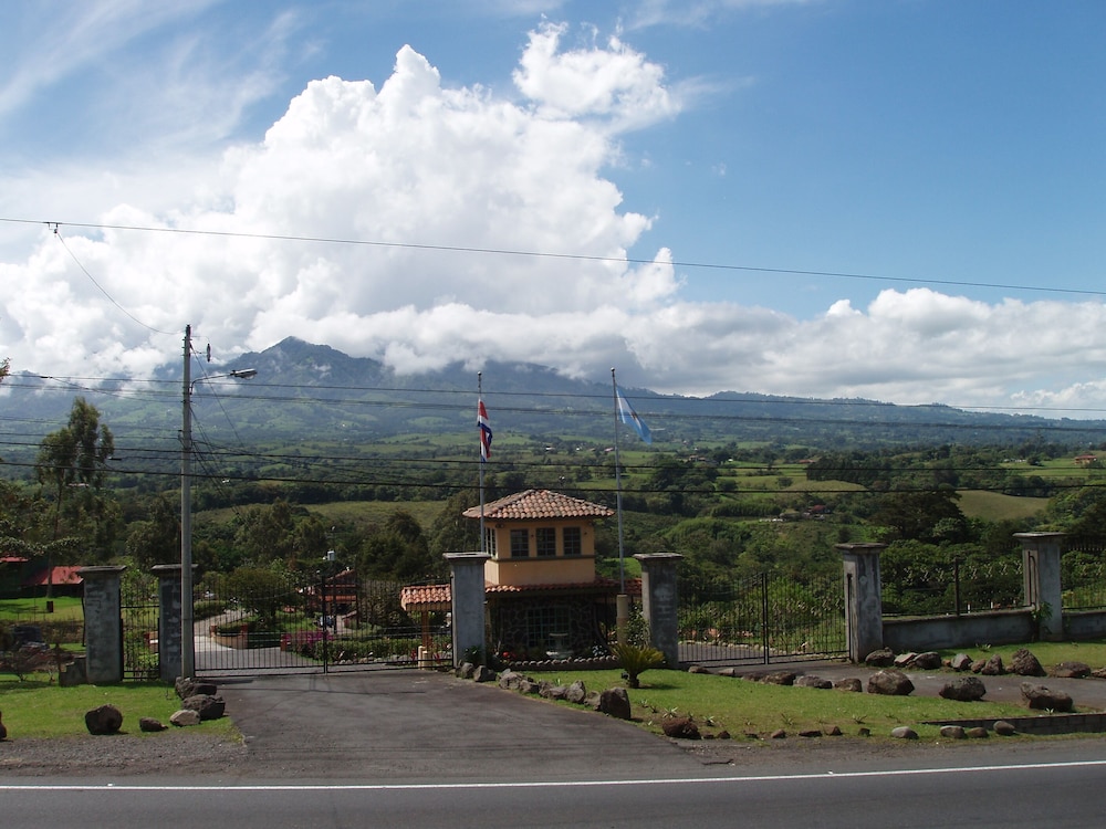 Mountain Lodge CheTica — 4-Star Luxury Hotel in San Jose, Costa Rica