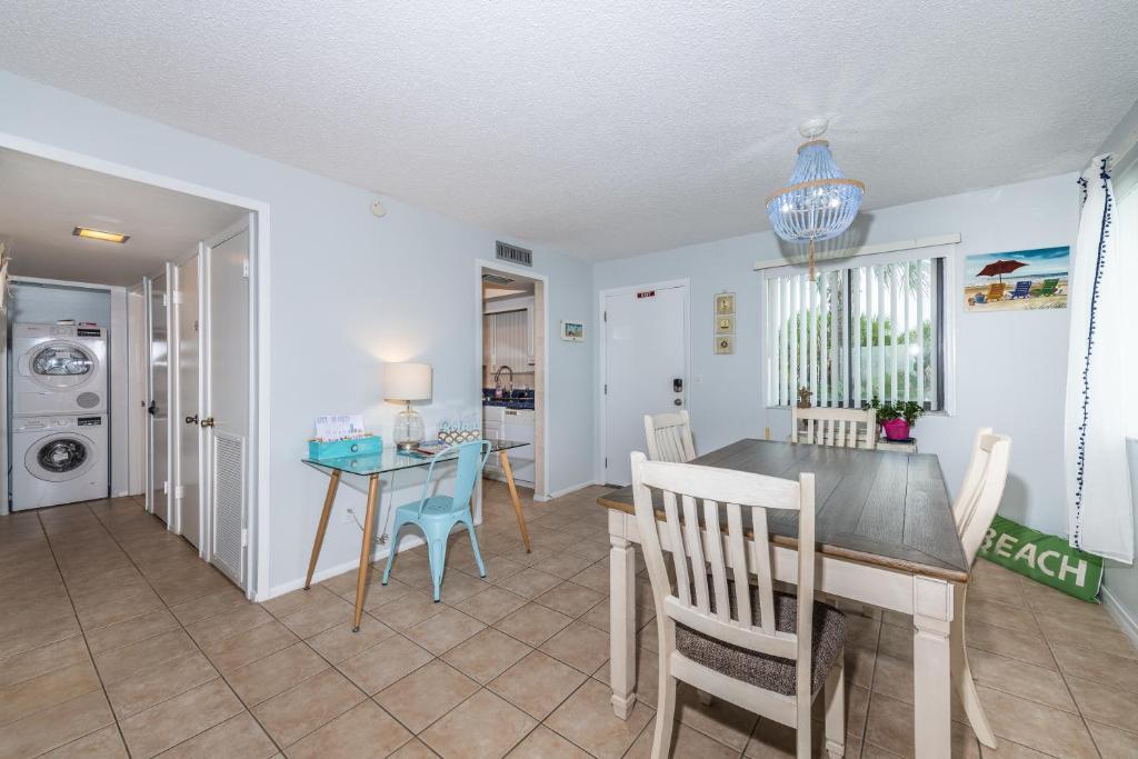 Lovely 2 Bedroom Beachfront Condo — 4-Star Luxury Hotel in Flagler Beach, United States