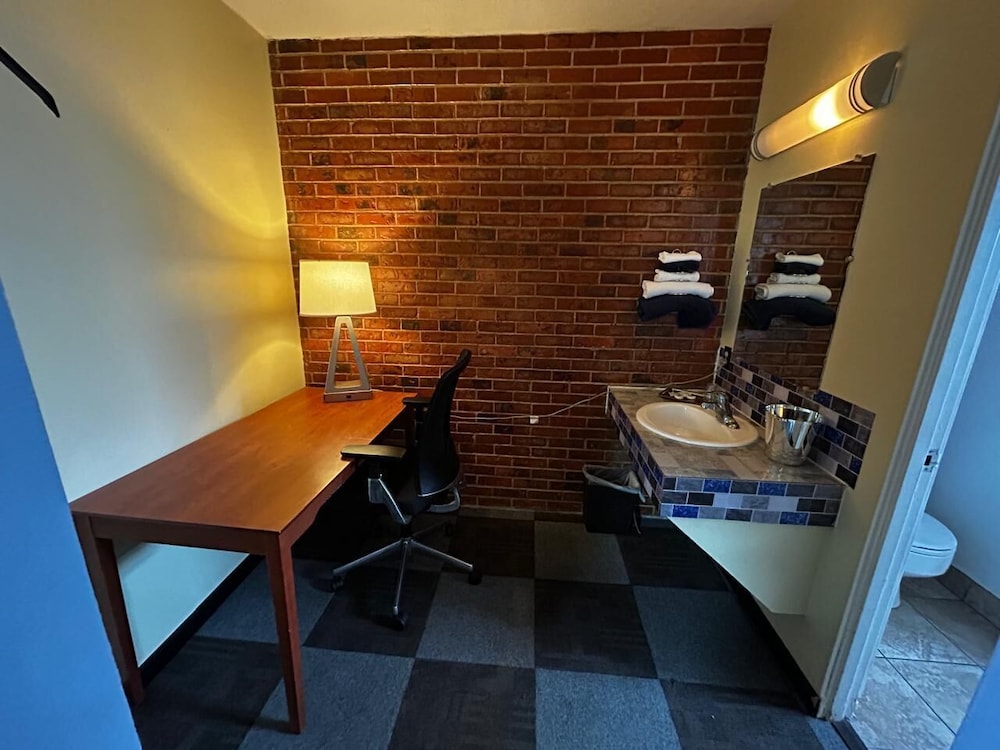Travelers Inn by OYO Longview Kelso - photo 16