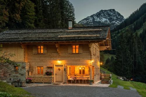 Chalet Berghaus Manuaf — 4-Star Luxury Hotel in Tschagguns, Austria