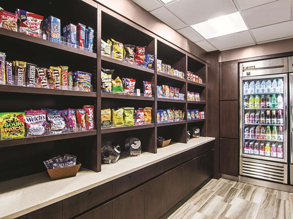 La Quinta Inn & Suites by Wyndham Denver Airport DIA - photo 45