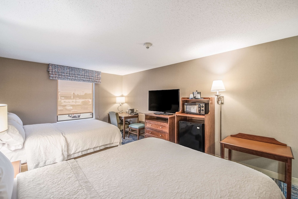 Hampton Inn Greenfield - photo 11