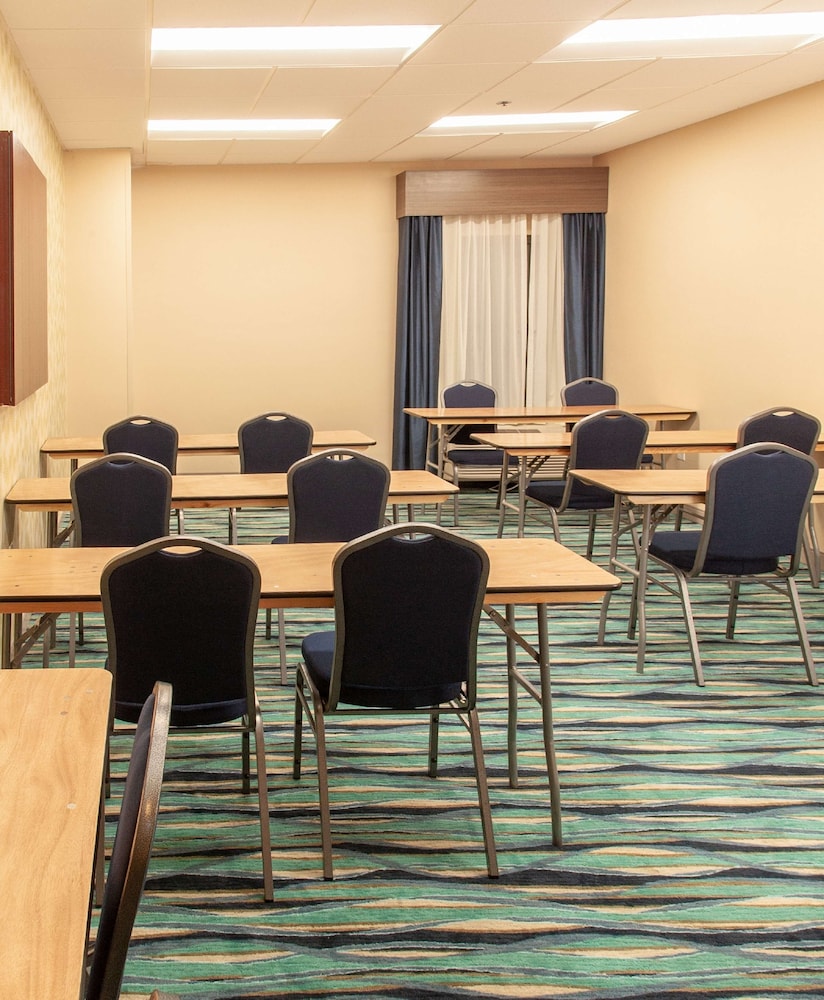 Hampton Inn & Suites Jackson Coliseum - photo 50